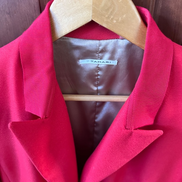 Beautiful TAHARI jacket with unique sleeves and light lining.$47 size Medium - Picture 3 of 4